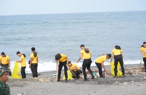 Polri – TNI dan Pemkot Mataram Berjibaku Bersihkan Pantai Loang Baloq