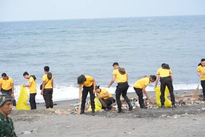 
					Polri – TNI dan Pemkot Mataram Berjibaku Bersihkan Pantai Loang Baloq