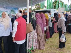 Warga Lombok Tengah Serbu Pangan Murah di Lapangan Jelojok