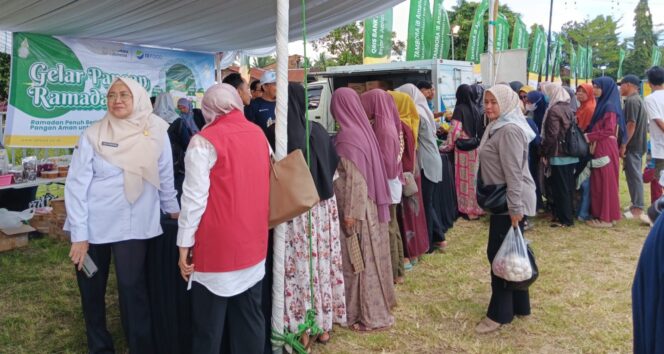 
					Warga Lombok Tengah Serbu Pangan Murah di Lapangan Jelojok