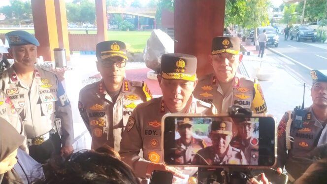 
					Kapolda NTB, Irjen Pol Edy Murbowo diwawancarai media usai melaksanakan apel gelar pasukan Operasi Ketupat Rinjani 2020 di Ma Polda NTB. (Foto: Panji) 