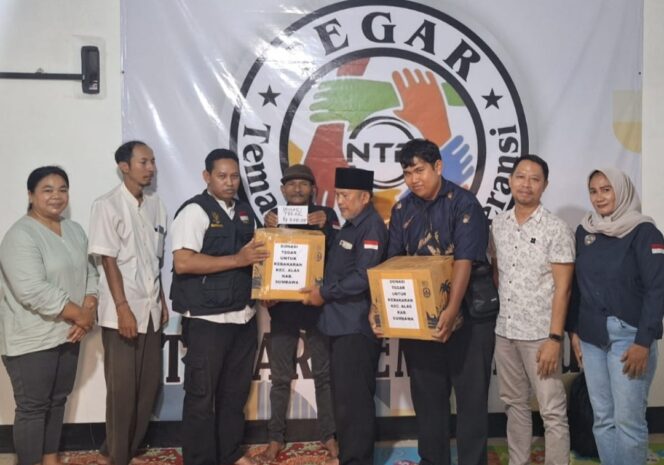
					Pengurus Tegar NTB dan Kota Mataram menyerahkan bantuan kemanusiaan kepada Ketua Tegar Sumbawa. (Foto: Dok Tegar NTB) 