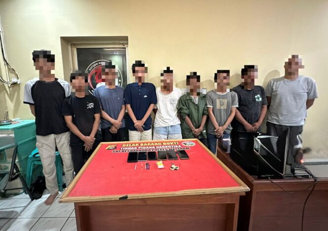 
					Penggerebekan di Ampenan, Polisi Amankan 9 Pria dan BB Shabu