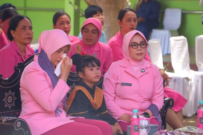 
					Ketua Bhayangkari NTB Menangis di Lombok Utara, “Kami Dilahirkan Namun Tak Diinginkan”