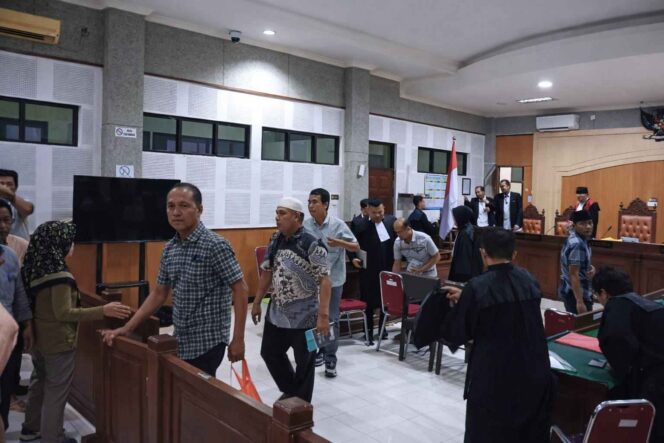 
					Para terdakwa usai menjalani sidang di Pengadilan Tipikor, Mataram, Senin (20/4/2026).