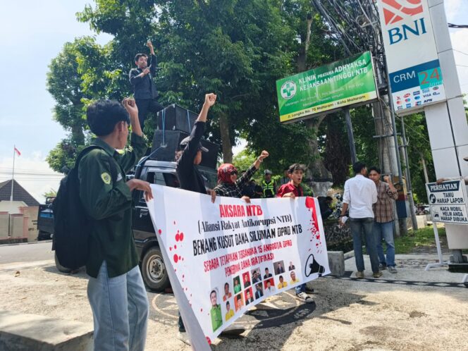 
					Mahasiswa Kembali Desak Kejati NTB Tetapkan Anggota DPRD Penerima Gratifikasi