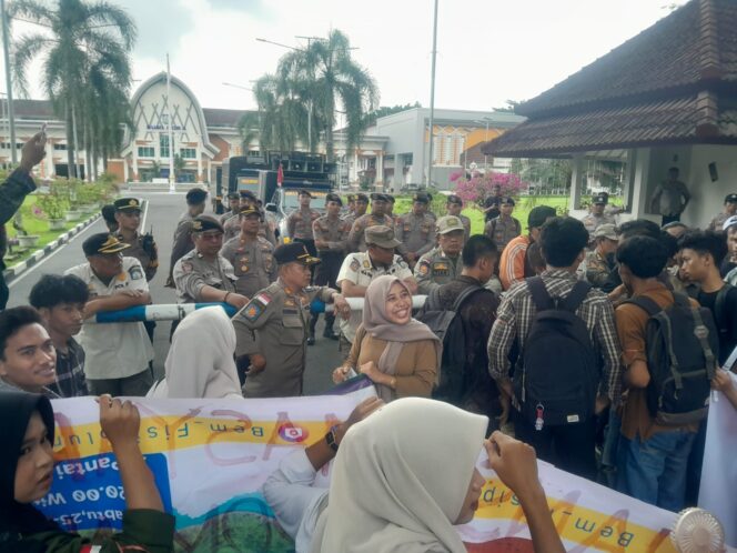 
					Aksi HIMSI-M di Kantor Gubernur NTB Sempat Memanas, Polisi Kendalikan Situasi