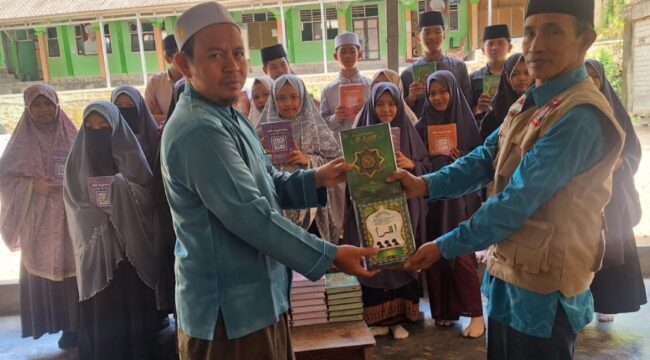 Pembina Tegar sekaligus Anggota Taga Kota Mataram, Taufik Al Hidayat menyerahkan bantuan Al-Qur'an dan Iqro' kepada guru ngaji di TPQ Nurul Qur'an NW Dusun Pelah, Desa Rarang, Kecamatan Terara, Kabupaten Lombok Timur. (Foto: Dok Tegar Kota Mataram) 