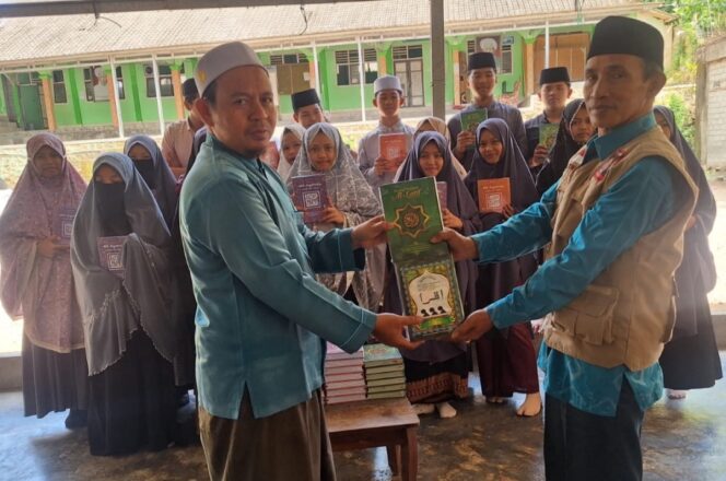 
					Pembina Tegar sekaligus Anggota Taga Kota Mataram, Taufik Al Hidayat menyerahkan bantuan Al-Qur'an dan Iqro' kepada guru ngaji di TPQ Nurul Qur'an NW Dusun Pelah, Desa Rarang, Kecamatan Terara, Kabupaten Lombok Timur. (Foto: Dok Tegar Kota Mataram) 