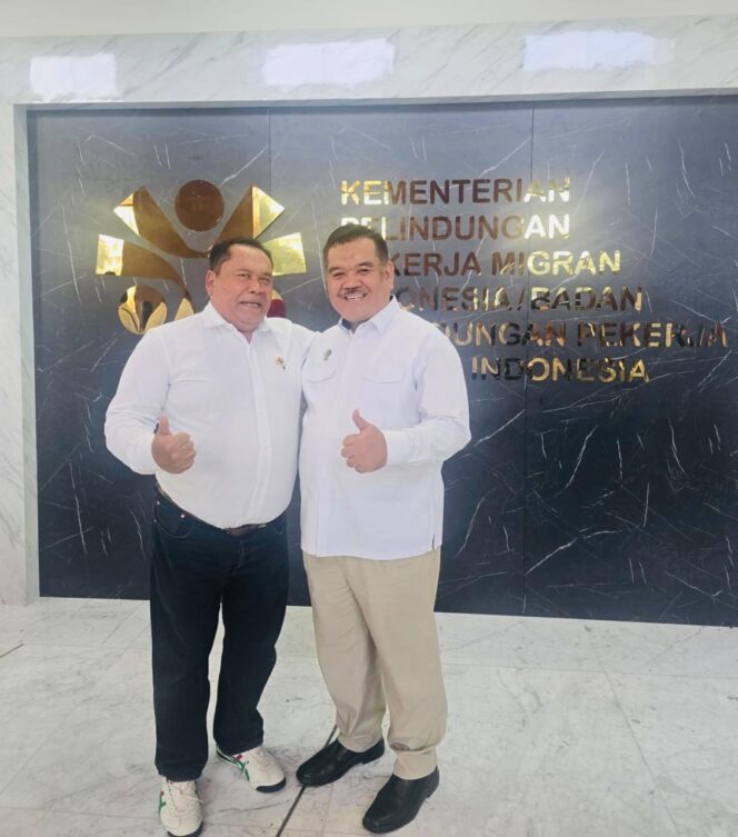 
					Ketua DPD NTB H.Edy Sopyan bersama Bersama Bapak Ahnas dari Dirjen Penempatan Kementerian KP2MI RI usai melaksanakan Coffe Morning di Kantor KP2MI di Jakarta. (Foto: Istimewa) 