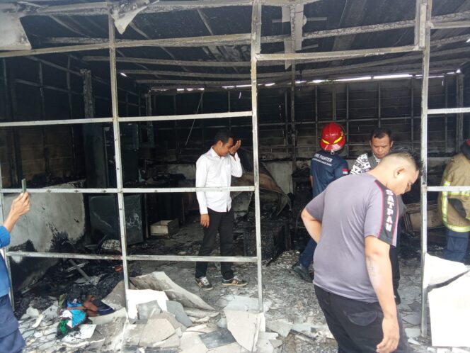 
					Dapur Usaha Kue di Gunungsari Hangus Terbakar, Kerugian Capai Rp 50 Juta