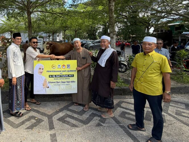 
					Wakil Ketua DPR RI Sari Yuliati Qurban Dua Ekor Sapi Jumbo Premium, Beratnya Capai 1 Ton