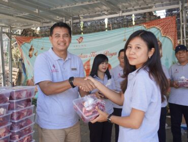 Yeyen Heryawan, Senggigi Resort & Convention membagikan daging kurban kepada staff dan warga sekitar Senggigi. (Foto : Dok/Ist) 
