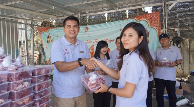 Yeyen Heryawan, Senggigi Resort & Convention membagikan daging kurban kepada staff dan warga sekitar Senggigi. (Foto : Dok/Ist) 
