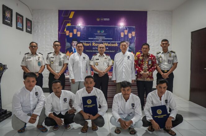 
					7 Warga Binaan Buddha Lapas Lombok Barat Terima Remisi Khusus Waisak