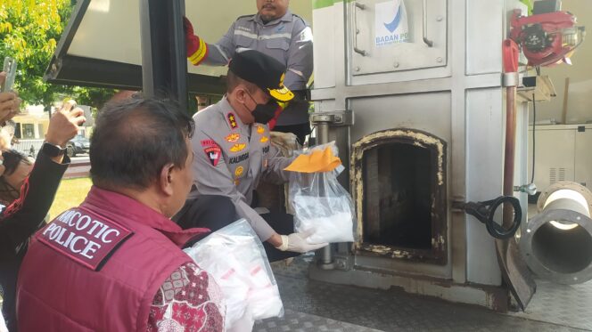
					Tangkap 574 Bandar Narkoba, Polda NTB Musnahkan 2,4 Kg Shabu dan Ribuan Botol Miras
