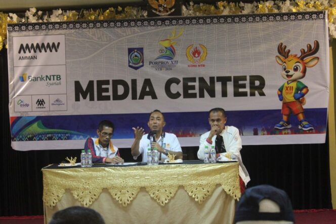 
					 Mori Hanafi saat konferensi pers.