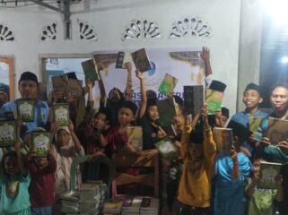 Penyaluran Mushaf Al-Quran dan Buku Iqro' di TPQ Al-Hamdani Toron Selatan, Desa Kertasari, Kecamatan Labuhan Haji, Lombok Timur. (Foto : Panji/Dok Yayasan Astri Bakti Insani) 