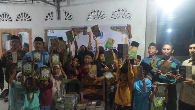 
					Penyaluran Mushaf Al-Quran dan Buku Iqro' di TPQ Al-Hamdani Toron Selatan, Desa Kertasari, Kecamatan Labuhan Haji, Lombok Timur. (Foto : Panji/Dok Yayasan Astri Bakti Insani) 