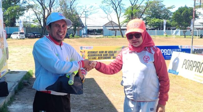 Ketua PCI NTB, Baiq Isvie Rupaeda, ketika menghadiri pengalungan medali kepada para juara PORPROV NTB XII cabang olahraga Cricket, Kamis (23/7/2026).