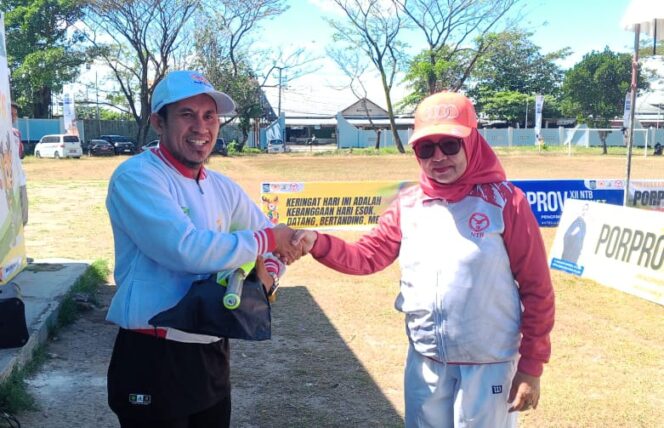 
					Ketua PCI NTB, Baiq Isvie Rupaeda, ketika menghadiri pengalungan medali kepada para juara PORPROV NTB XII cabang olahraga Cricket, Kamis (23/7/2026).