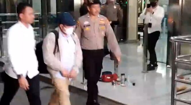 
					Ditangkap KPK, Bupati Lobar Zaini Dibawa ke Jakarta