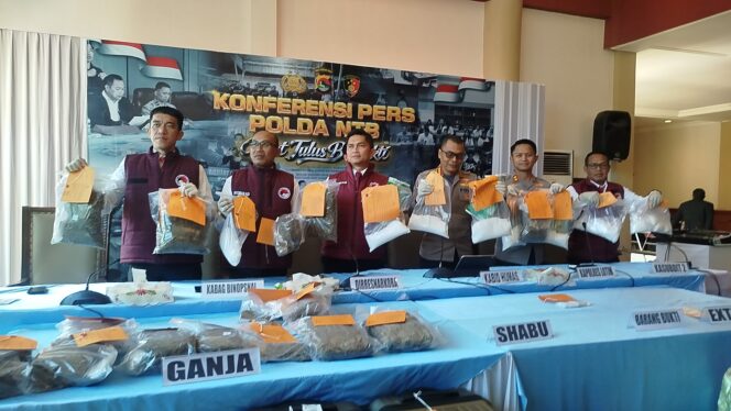 
					Kurang Satu Bulan, Polda NTB Gulung 86 Sindikat Narkoba dan Sita Barang Bukti Senilai Rp 12,8 Miliar