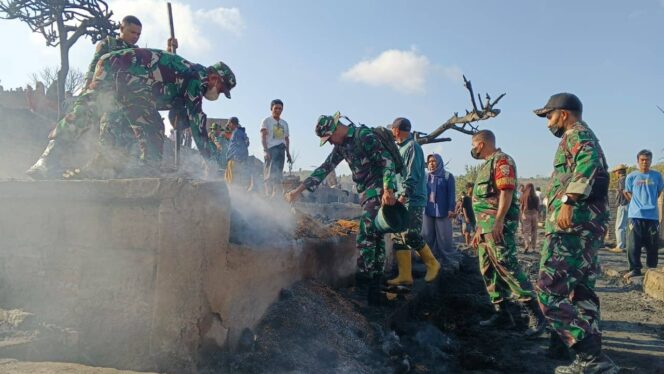 
					Rumah Adat Sade Dilalap Si Jago Merah, Kodim Loteng Bantu Pemadaman Hingga Evakuasi