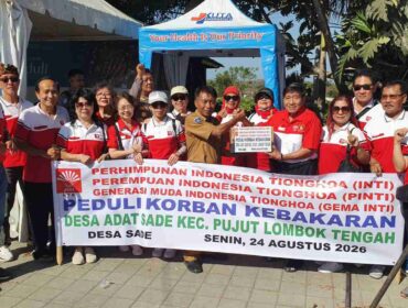Pemberian sumbangan secara simbolis oleh Ketua Harian INTI, S Widjanarko diterima Kades Rambitan. Lalu Minaksa.