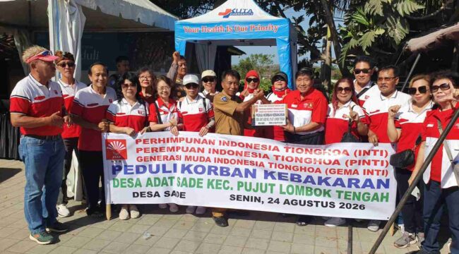 Pemberian sumbangan secara simbolis oleh Ketua Harian INTI, S Widjanarko diterima Kades Rambitan. Lalu Minaksa.