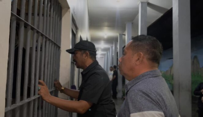 
					Kakanwil Ditjenpas Sidak Lapas Selong dan Geledah Kamar Hunian