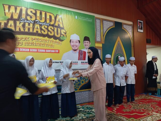 
					Cegah Santri Putus Sekolah, Wakil Ketua DPR RI Hj Sari Yuliati Salurkan Bantuan PIP dan KIP Kuliah di Ponpes NU Abhariyah