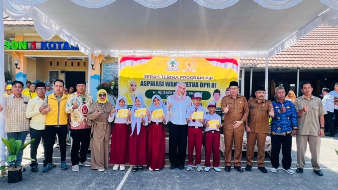
					Wakil Ketua DPR RI Hj Sari Yuliati Serahkan PIP, Puluhan Ribu Pelajar se-Pulau Lombok Terima Manfaat