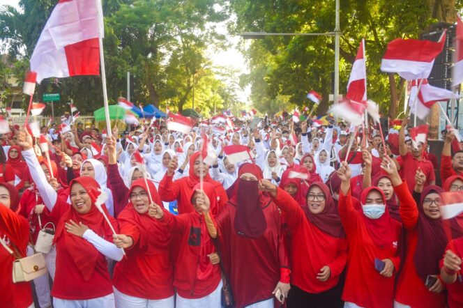 
					Pemprov dan Pemkot Mataram Bagikan Ribuan Bendera Merah Putih kepada Masyarakat