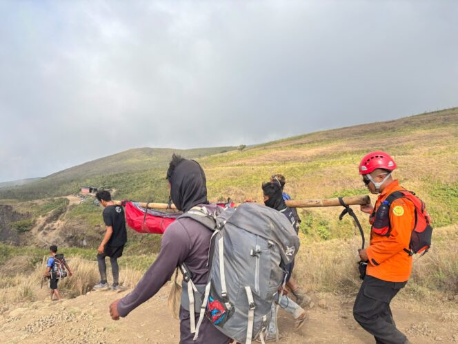 
					Turis Prancis Cedera Saat Turun dari Gunung Rinjani