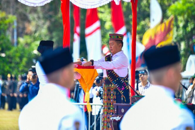
					Tunjukkan Solidaritas, Gubernur NTB Pakai Baju Adat Manggarai NTT Saat HUT RI ke-81
