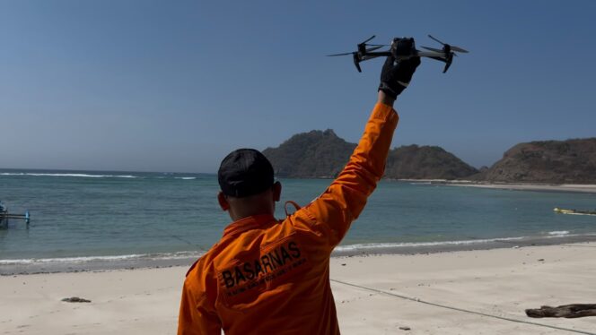 
					Hari Kedelapan Pencarian 4 Korban KMP Putri Yasmin, Tim SAR Kerahkan Helikopter Hingga Drone