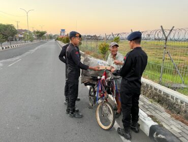 Personel Brimob Sumbawa berbagai berkah kepada seorang pengguna jalan. (Foto : Doc)