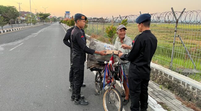 Personel Brimob Sumbawa berbagai berkah kepada seorang pengguna jalan. (Foto : Doc)