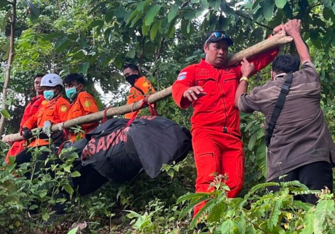 
					Tim SAR Evakuasi Jenazah Tanpa Identitas di Bukit Lombok Utara