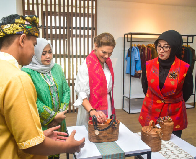 
					Putri Mahkota Swedia Kagum dengan Karya Perempuan NTB