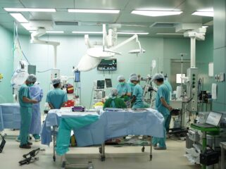 Situasi penanganan pasien oleh para dokter di RSUP NTB. (Foto : Dok/Ist)