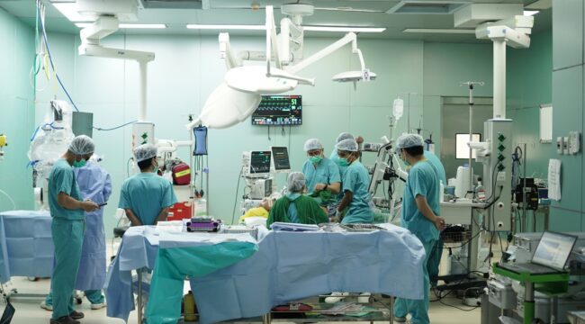 Situasi penanganan pasien oleh para dokter di RSUP NTB. (Foto : Dok/Ist)