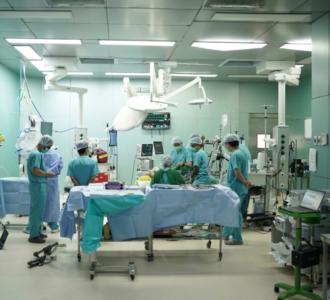 
					Situasi penanganan pasien oleh para dokter di RSUP NTB. (Foto : Dok/Ist)