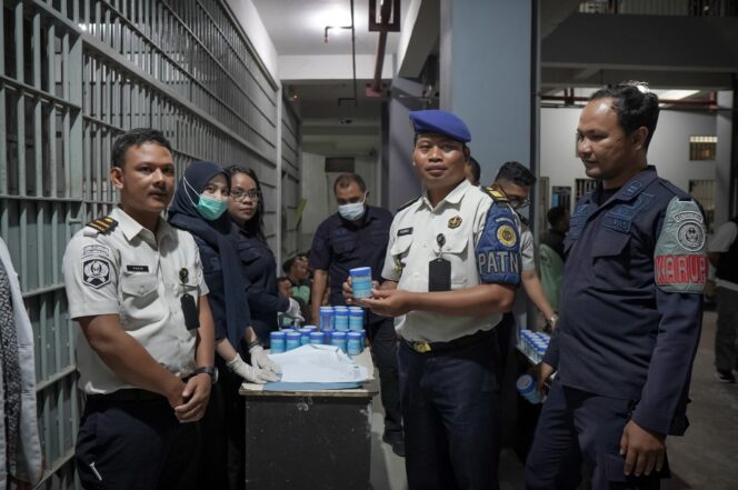 
					Sapu Bersih Narkoba dan HP Ilegal, Lapas Lombok Barat Sisir Blok Selaparang