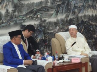 Rombongan Muhibah Ormas Islam NTB dipimpin Ketua MUI Dr TGH Badrun  berdialog dengan Wakil Ketua Asosiasi Agama Islam Tiongkok, Jumat 18 September 2026. (Foto : Dok/Ist)