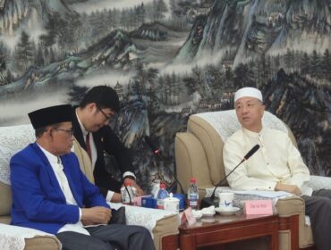 Rombongan Muhibah Ormas Islam NTB dipimpin Ketua MUI Dr TGH Badrun  berdialog dengan Wakil Ketua Asosiasi Agama Islam Tiongkok, Jumat 18 September 2026. (Foto : Dok/Ist)