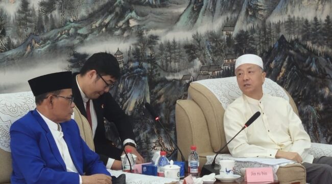 Rombongan Muhibah Ormas Islam NTB dipimpin Ketua MUI Dr TGH Badrun  berdialog dengan Wakil Ketua Asosiasi Agama Islam Tiongkok, Jumat 18 September 2026. (Foto : Dok/Ist)