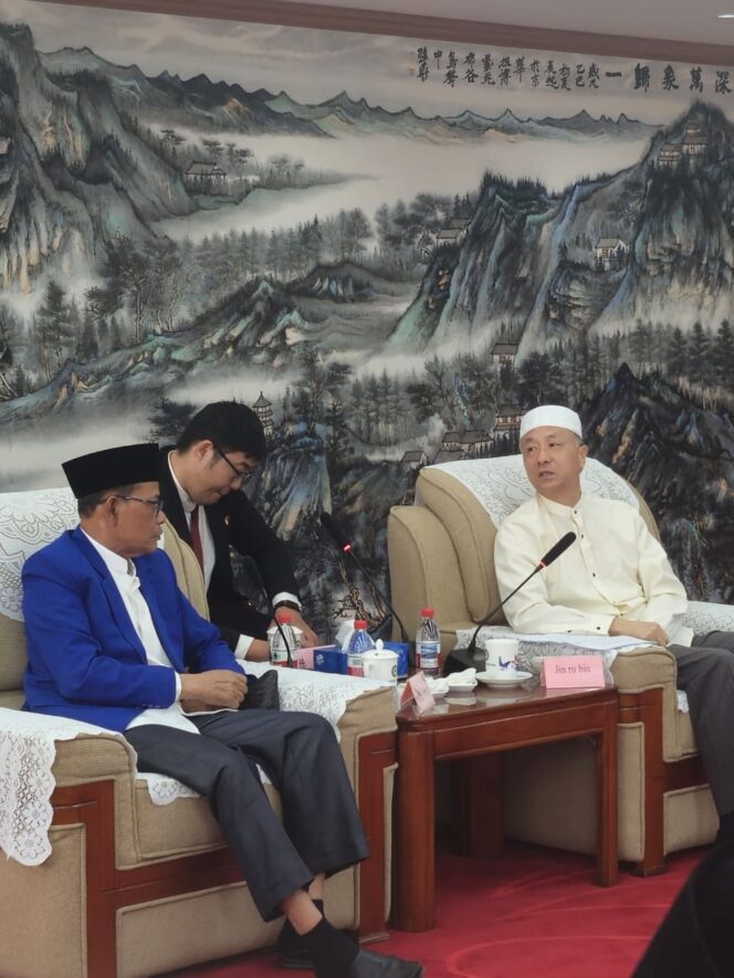 
					Rombongan Muhibah Ormas Islam NTB dipimpin Ketua MUI Dr TGH Badrun  berdialog dengan Wakil Ketua Asosiasi Agama Islam Tiongkok, Jumat 18 September 2026. (Foto : Dok/Ist)