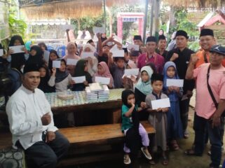 Tim Yayasan Bhakti Insani Cabang Lombok bersama anak-anak yatim piatu di Kekait Puncang, Minggu 6 September 2026. (Foto: Panji)